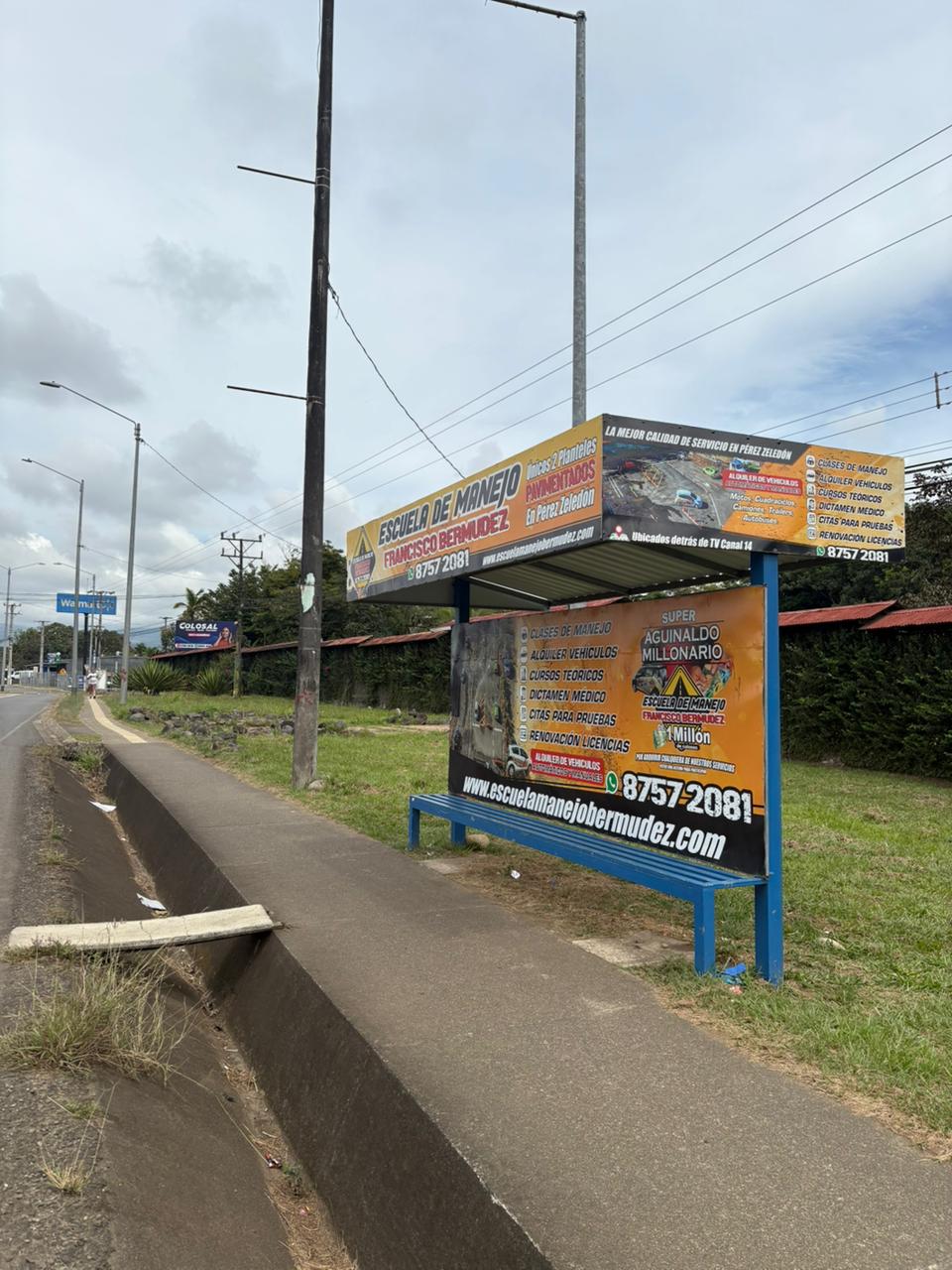 Frente a Grupo Veinsa, Costado Sur de Walmart