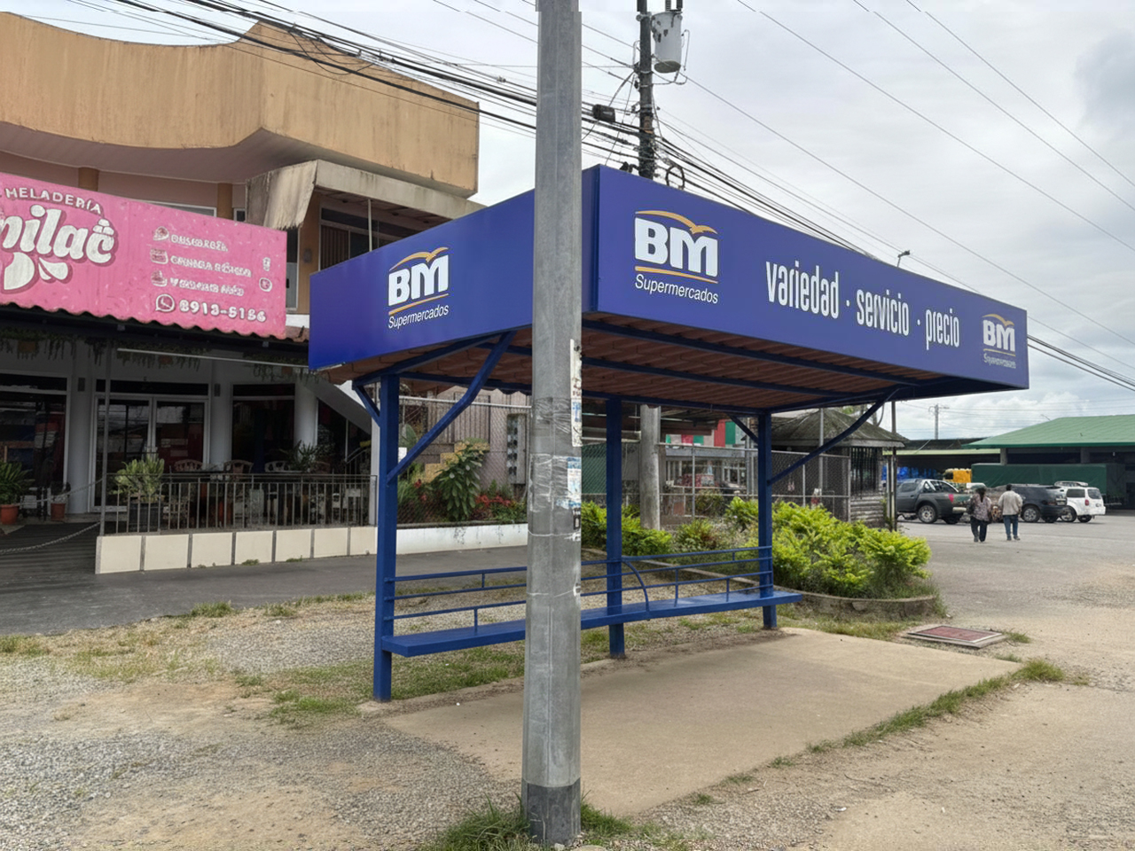 Frente a Grupo Veinsa, Costado Sur de Walmart