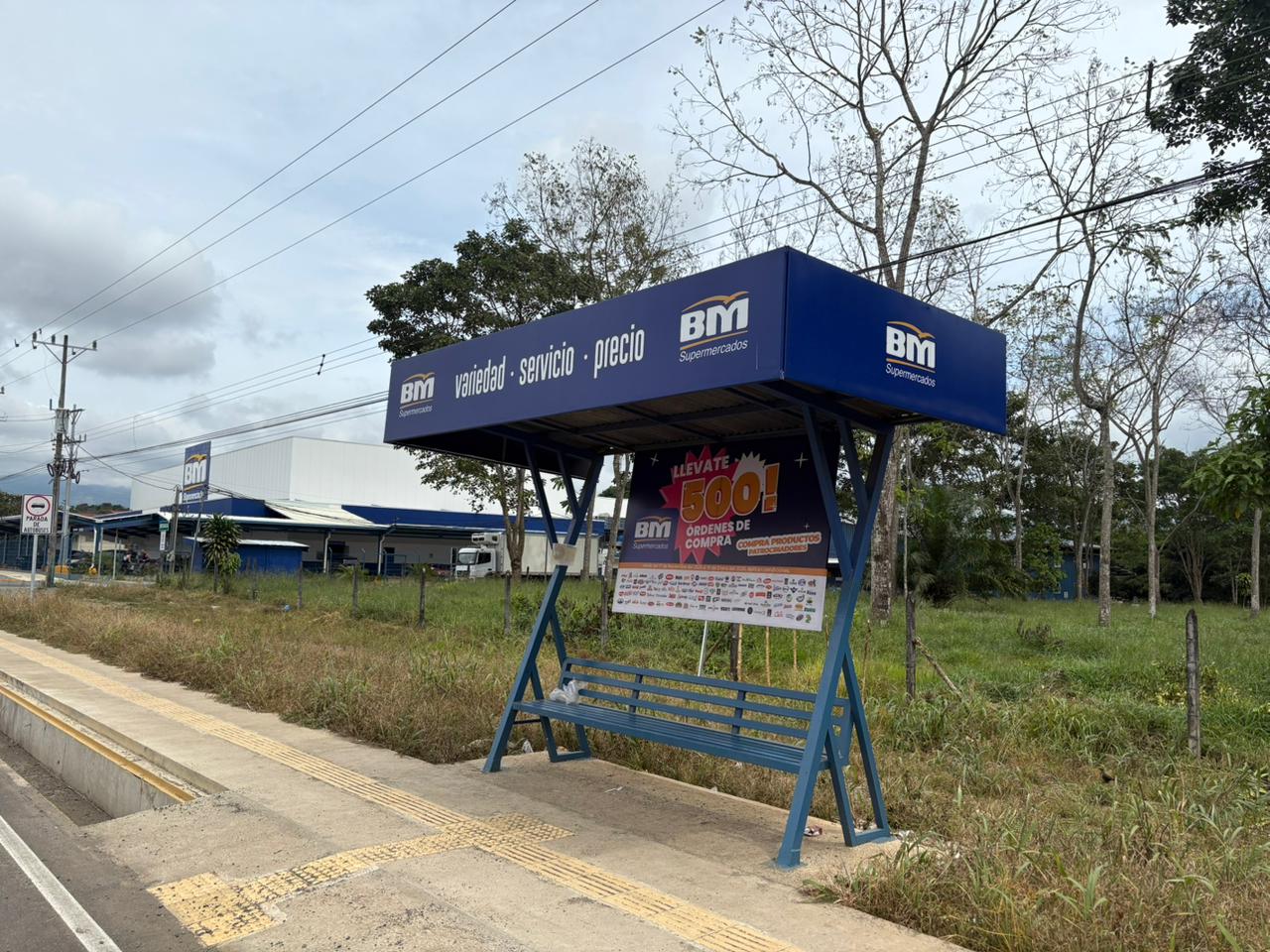 Frente a Grupo Veinsa, Costado Sur de Walmart
