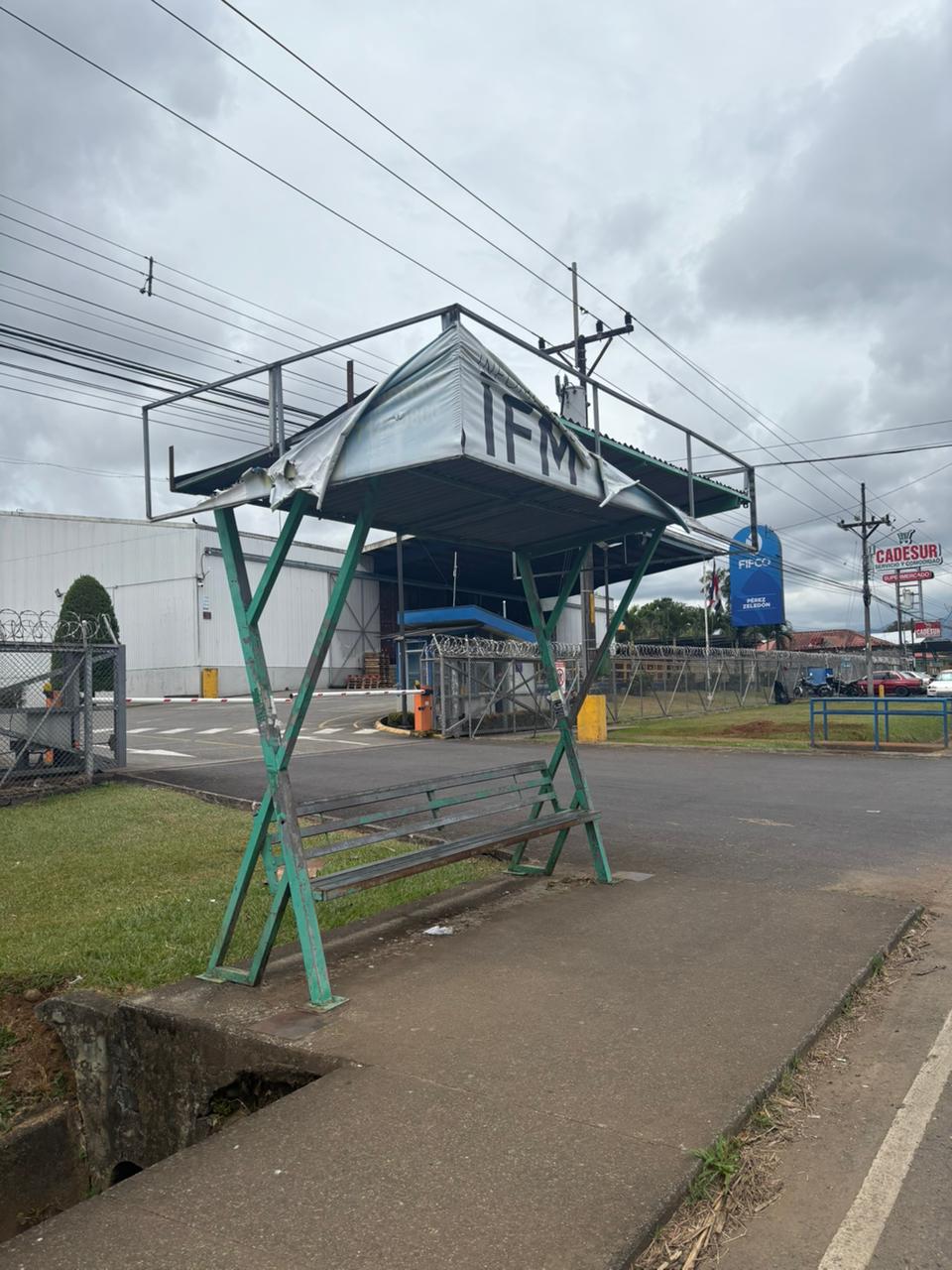 Frente a Grupo Veinsa, Costado Sur de Walmart