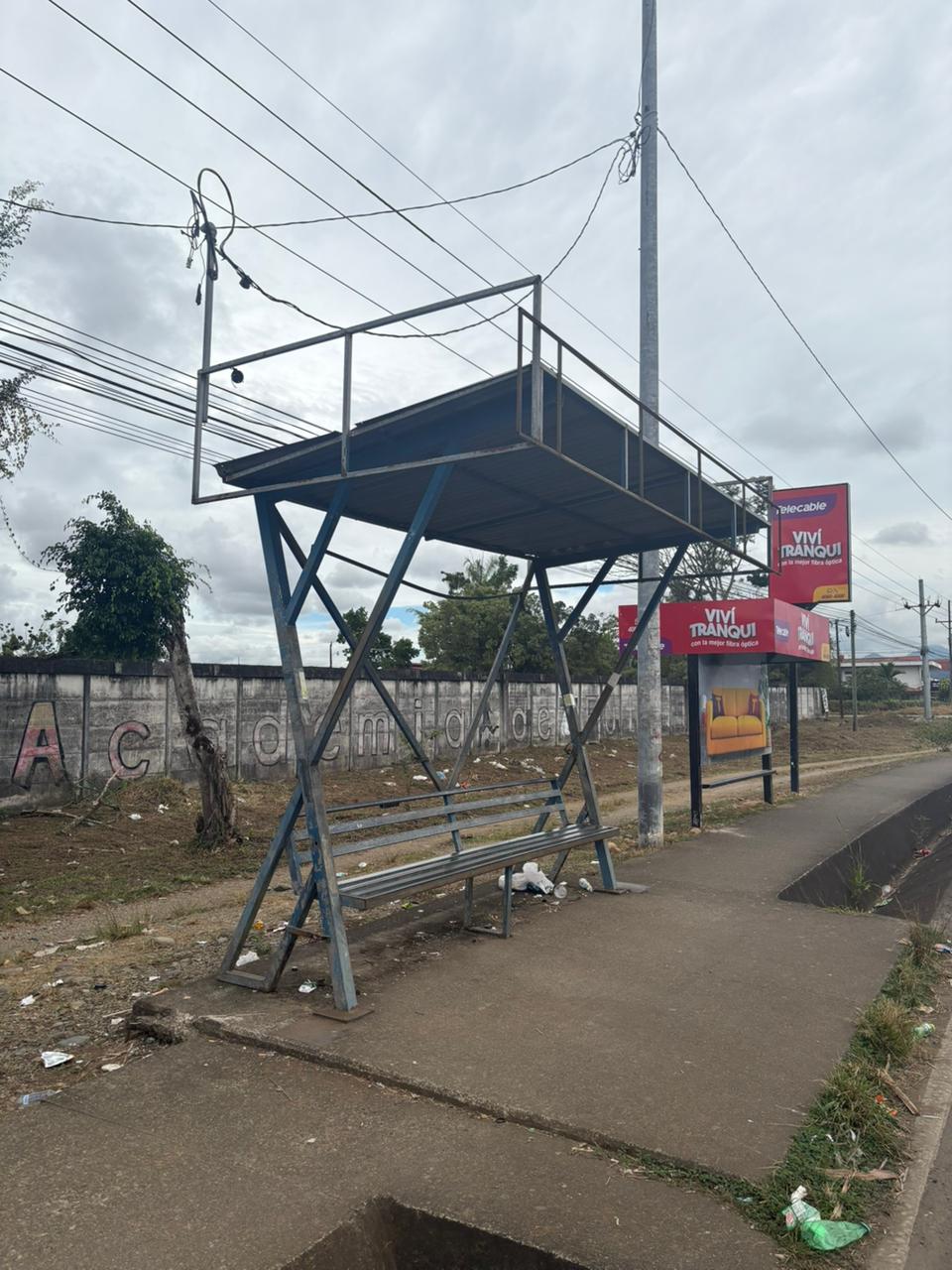 Frente a Grupo Veinsa, Costado Sur de Walmart