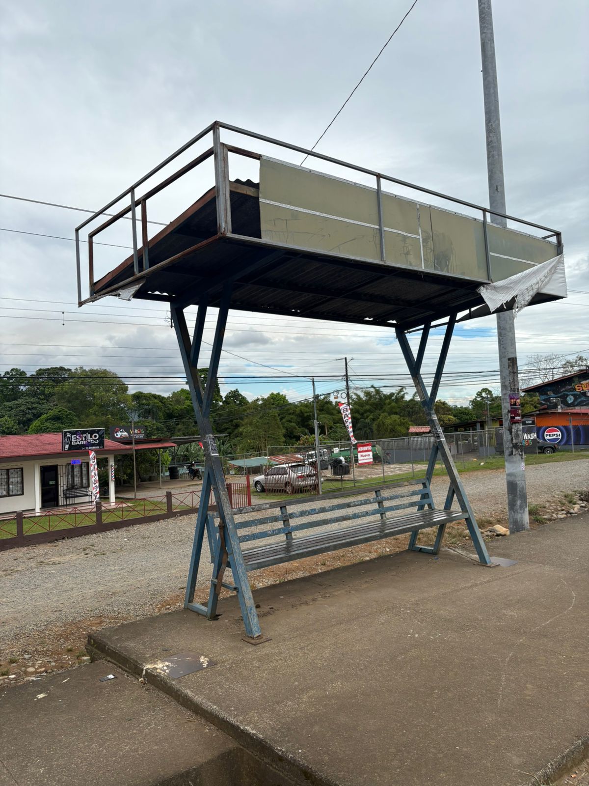 Frente a Grupo Veinsa, Costado Sur de Walmart